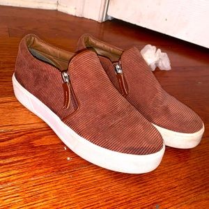 Women’s size 6 VOLATILE sneakers.